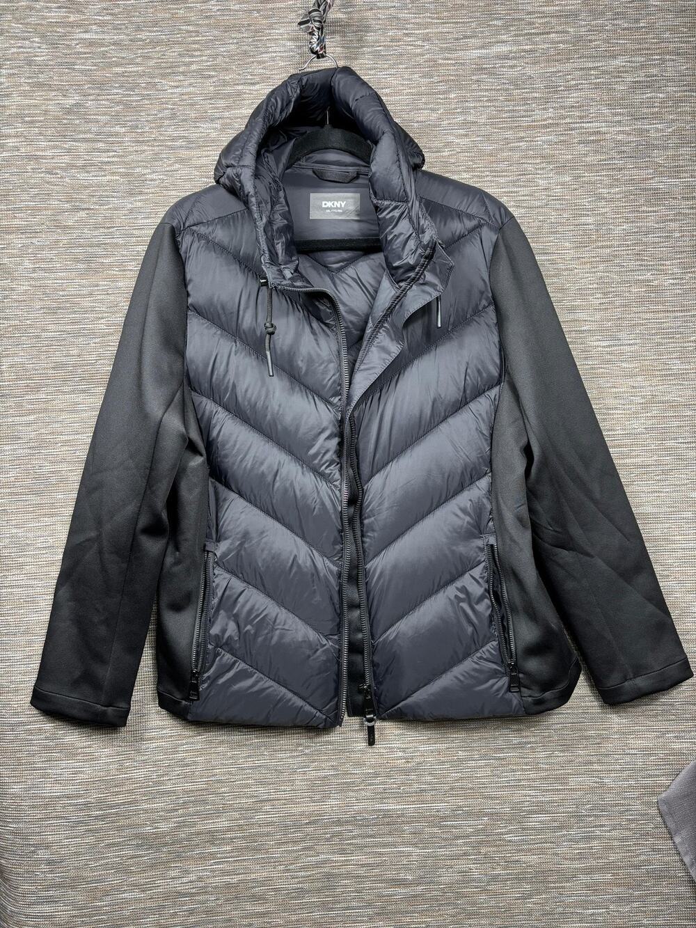 DKNY Jacket Mens 2XL Black Hooded Puffer Quilted Softshell Sleeves Zip DLFY12850